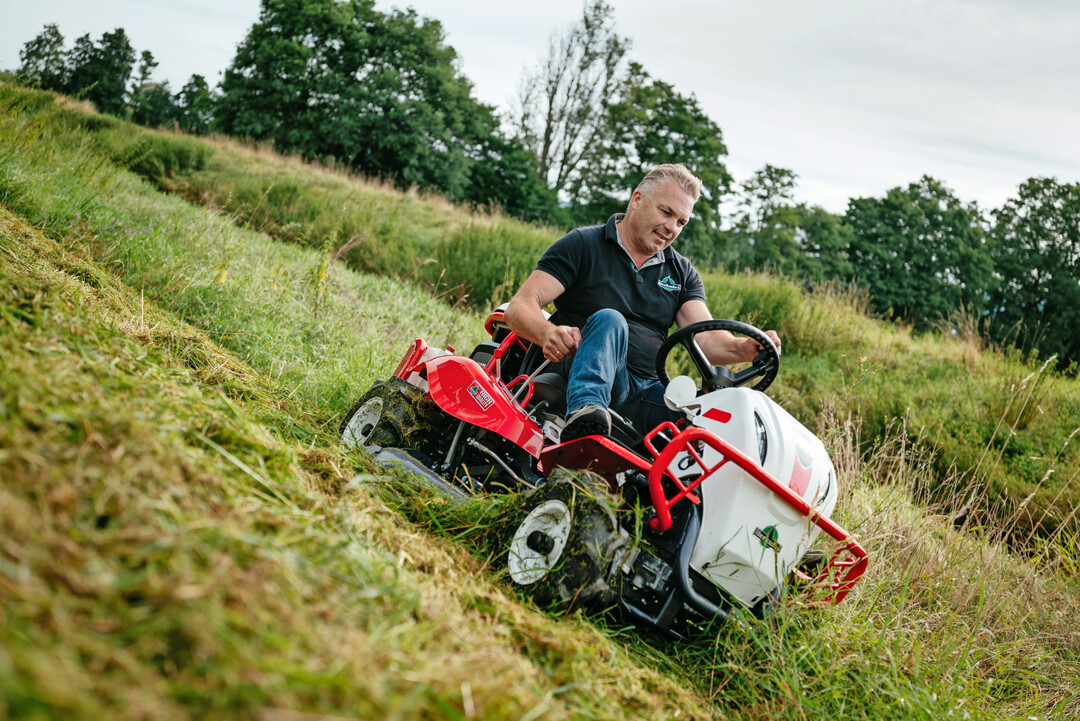 Aus der Herkules-Profilinie stammt dieses Modell RM 982 F 4WD mit Zweizylinder, High-End-Ausstattung und hydrostatischem Allradantrieb.