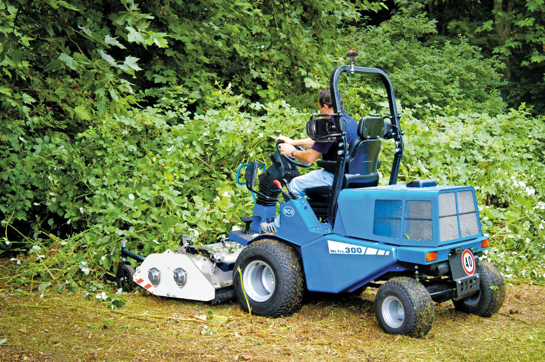 Der Ma.Tra 300 vom italienischen Hersteller BCS mit Yanmar-Diesel (20 kW) zerkleinert Hochgras und Brombeeren, Sträucher und Gestrüpp.