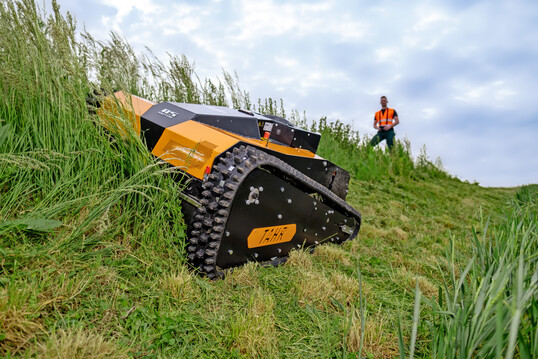 Auf maximale Robustheit bei geringer Komplexität wurde der hydrostatisch angetriebene Fernsteuermäher AS 990 Tahr RC ausgelegt.