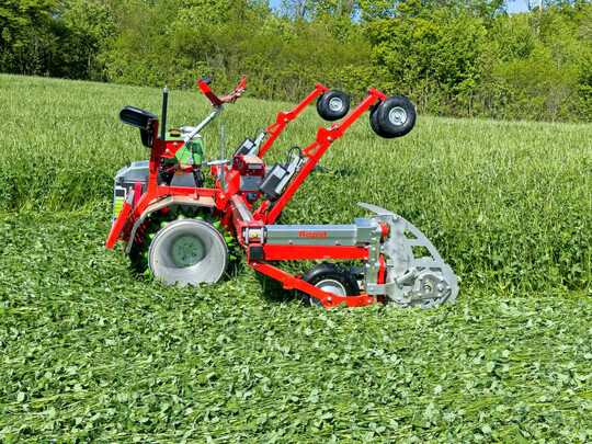 Die Zukunft der Mähtechnik? Rapid Technic hat seinen satellitengeführten Geräteträger Cosmos schon in Teilautonomie erprobt.