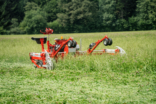 Die Zukunft der Mähtechnik? Rapid Technic hat seinen satellitengeführten Geräteträger Cosmos schon in Teilautonomie erprobt.
