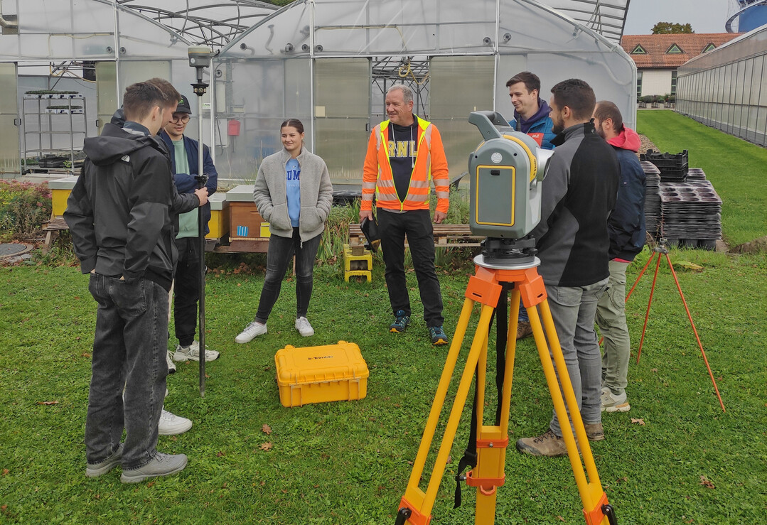 Studierende des dualen Studiengangs �BWL Nachhaltiges Bauen und Ressourcenmanagement, Management im Garten- und Landschaftsbau� bei einer Lernsequenz zum Thema Vermessung an der LVG in Heidelberg.