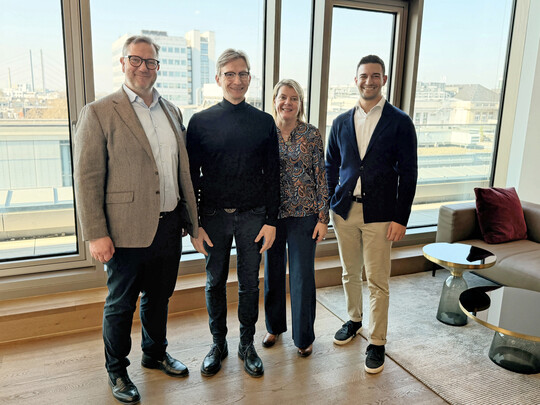 Greenovis-CEO Hendrik Hucke (l) und Julian Burski (r, Greenovis) begr��ten Reinhard Schocke und Britta Martin (gr�n ER leben in der Greenovis-Gruppe