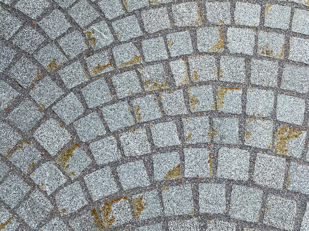 Ein tolles Fugenmaterial. Aber der Kunde muss darüber im Vorfeld informiert werden, dass es in den ersten Jahren zu solchen unansehlichen Fleckbildungen kommen kann.