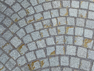 Ein tolles Fugenmaterial. Aber der Kunde muss dar�ber im Vorfeld informiert werden, dass es in den ersten Jahren zu solchen unansehlichen Fleckbildungen kommen kann.