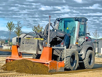 Schnell und exakt ein Schotter- oder Feinplanum erstellen � kein Problem mit einer Abziehbohle von Optimas in Kombination mit einer Totalstation und der Steuereinheit in der Laderkabine