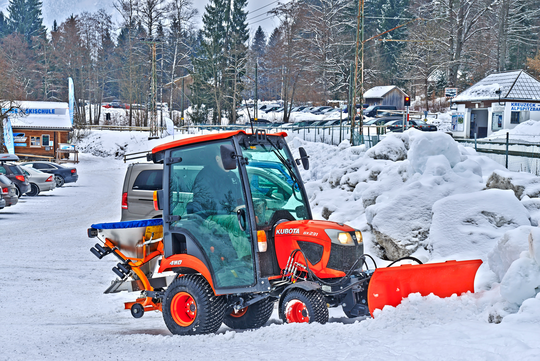 Viel Kraft und Komfort im kompakten Maschinenkleid birgt der Kubota BX. Die drei Anbauräume an Front, Heck und zwischen den Achsen lassen vielfältige Einsatzmöglichkeiten zu.
