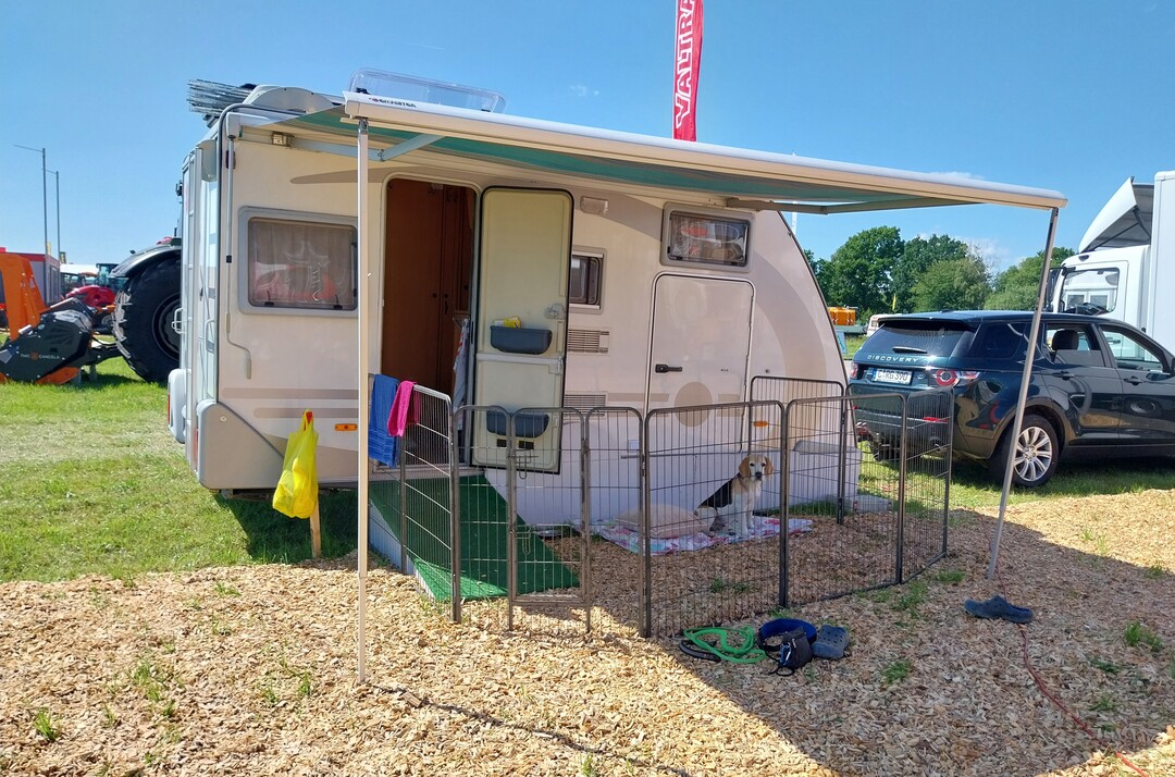 Idyll vor ein paar Tagen - ein Messebauer mit Wohnwagen, Frau und Hund auf dem Weg in den Urlaub - mit Arbeitsstop auf dem Kindel