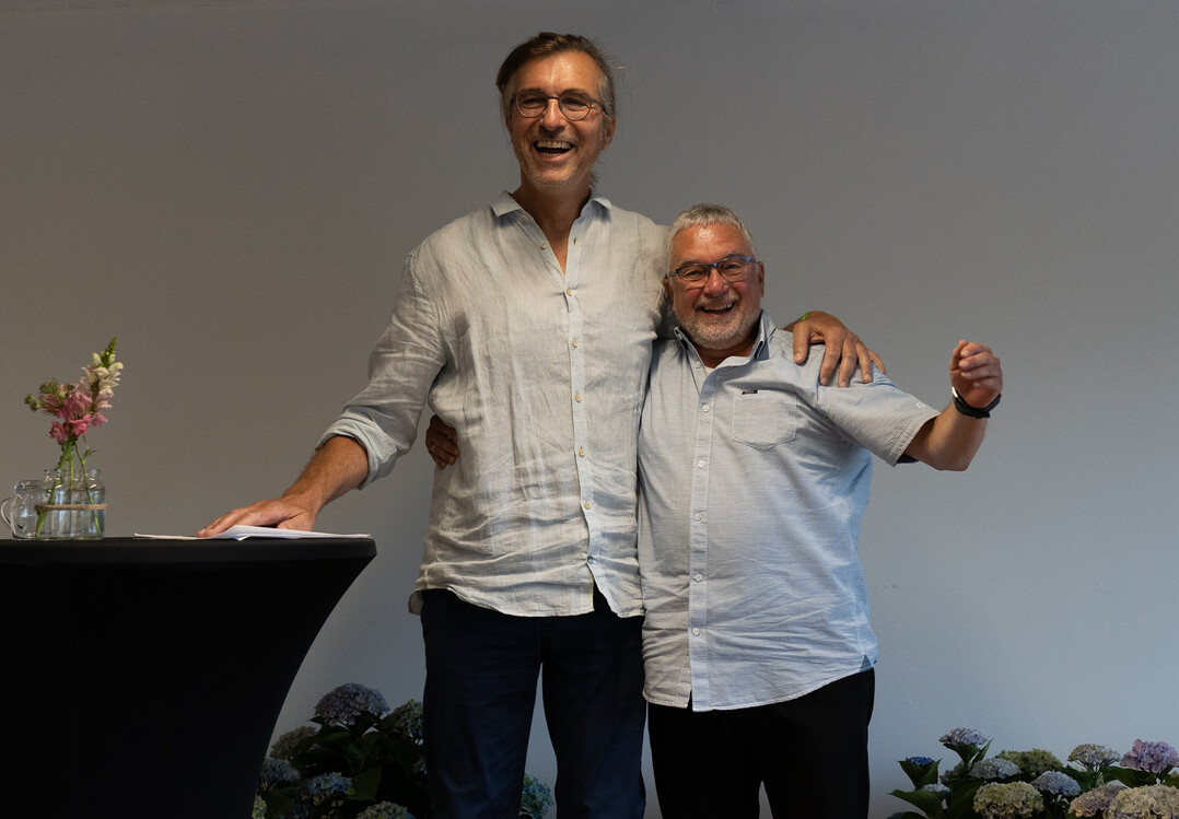 Erhard Schollenberger (links) dankt Michael Heck für sein Engagement für die grüne Branche.