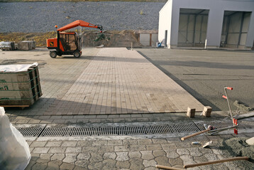 Hier ist beispielhaft der Fixstein-Garant w�hrend der maschinellen Verlegung zu sehen.