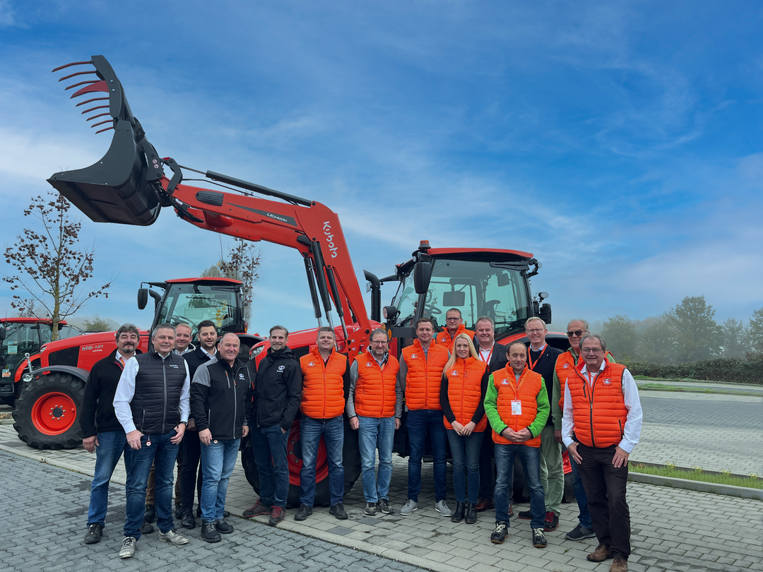 neu entstandene Partnerschaft (v.l.): Michael Klug (KDG-PM), Udo Engelmann (KDG-Service), Pascal Jäger (KDG-PM), Fabiano Hensen (KDG-Marketing), Andreas Oppel (KDG-Vertrieb), Nikolas Blumberg (KDG-PM), Steffen Göhler (Fa. Kappes), Karl Läpple (Fa. Kappes), Michael Kappes (Fa. Kappes), Andreas Hachtel (Fa. Kappes), Isabell Kappes (Fa. Kappes), Niles Veltmann (Kverneland), Lothar Pfeiffer (Fa. Kappes), Robert von Keudell (KDG – Director Tractor Sales u. Marketing), Hans-Martin Kappes (Fa. Kappes), Bernhard Jäger (KDG – Händlernetzentwicklung).