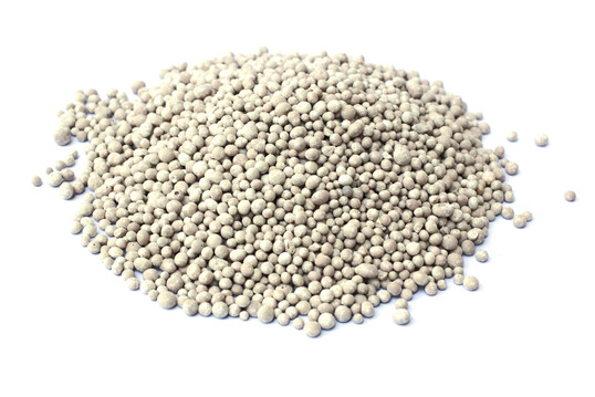 Mineralische Dünger stellen Nährstoffe direkt pflanzenverfügbar bereit.