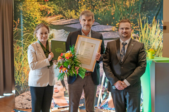 Meike Stelter und FGL-Präsident Christian Schröter (r.) überreichten Gerald Jungjohann die Urkunde zur Ehrenmitgliedschaft.