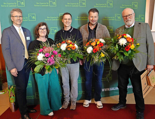 Birgit Koormann (2. v. l.) wird neue Präsidentin des VGL Niedersachsen-Bremen und Nachfolgerin von Harald Kusserow (l.). Er und Bernhard Korpis (r.) werden nach über zehn Jahren aus dem Präsidium verabschiedet. Martin Schmidt (m.) und Volker Kreye (2. v. r.) sind als neue Vizepräsidenten gewählt.