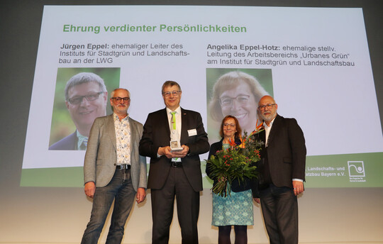 Dietmar Lindner, Pr�sident des VGL Bayern (l.), und Verbandsdirektor Prof. Rudolf Klingshirn (r.) bei der Ehrung von J�rgen Eppel und Angelika Eppel-Hotz auf den Landespflegetagen