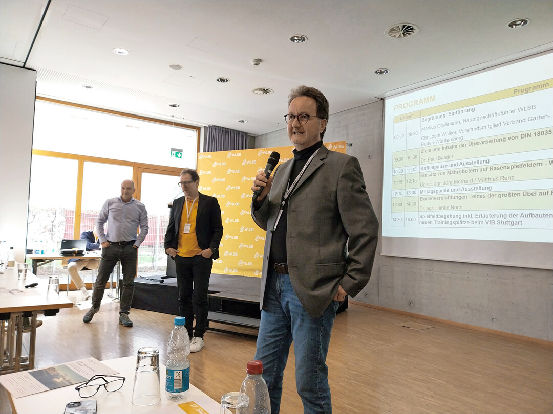 Dr. J�rg Morhard behandelte die Auswirkungen des Einsatzes von M�hrobotern auf Rasenspielfeldern.