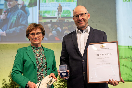 Albrecht B�hler erhielt die Staatsmedaille in Silber aus den H�nden von Staatssekret�rin Sabine Kurtz