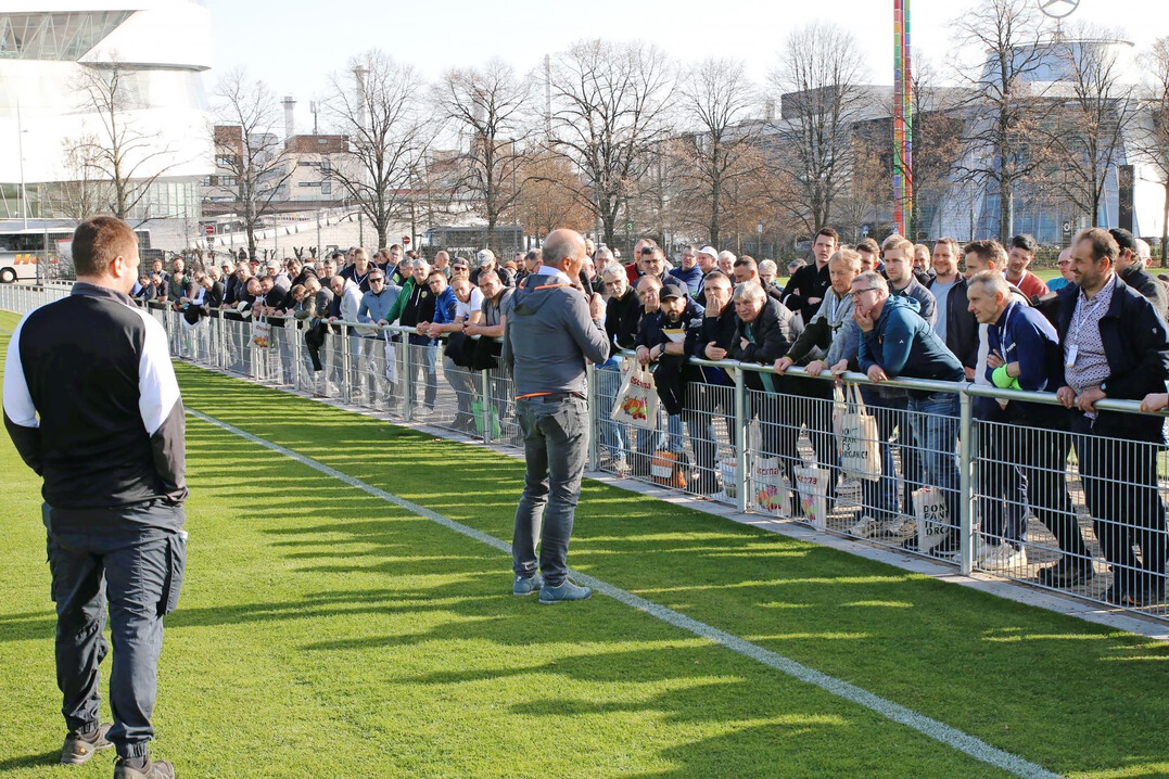 Der Headgreenkeeper des VfB Stuttgart Fabian Riesterer (l.) erl�uterte gemeinsam mit Matthias Renz von Sportplatzbauer Garten Moser den Aufbau und die Pflege von Hybridrasen anhand von Trainingspl�tzen f�r Frauen und Jugend beim VfB.