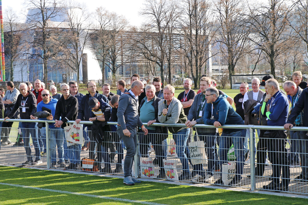 Der Headgreenkeeper des VfB Stuttgart Fabian Riesterer erl�uterte gemeinsam mit Matthias Renz Aufbau und Pflege von Hybridrasen anhand von Trainingspl�tzen f�r Frauen und Jugend beim VfB.