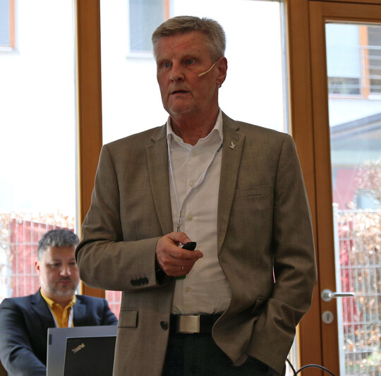 Dr. Harald Nonn befasste sich mit dem Thema Bodenschadverdichtung auf Sportrasen.