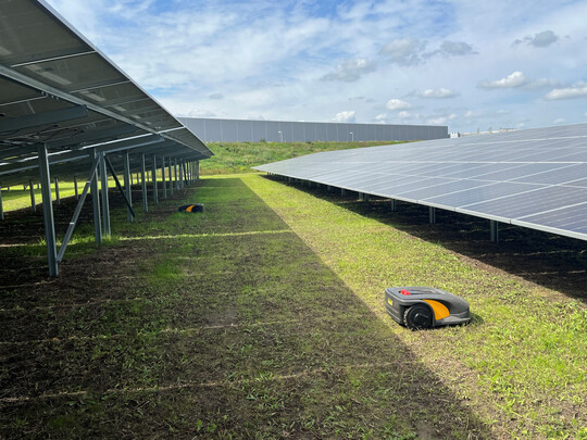 Zwei von insgesamt vier autonomen M�hrobotern des Typs Stiga A5000. Sie bearbeiten die Gr�nfl�che in einem gro�en mitteldeutschen Solarpark.