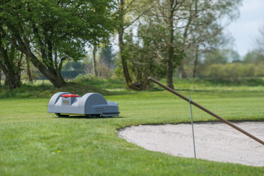 Dieser M�hroboter TM 2050 von Echo Robotics arbeitet in einem Golfclub in Ostfriesland. Der Ausr�ster bietet auch selbstfahrende Golfballsammler.