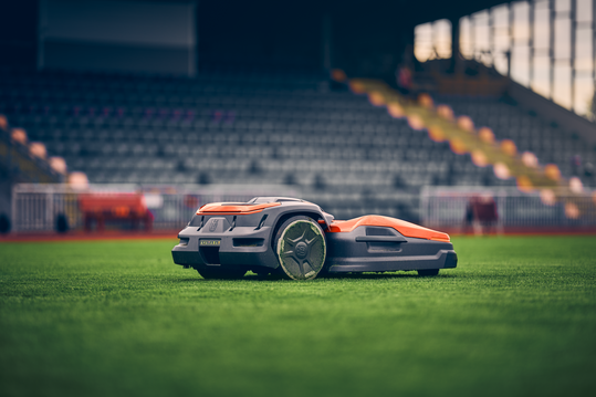 Von seiner sportlichen Seite zeigt sich auch der Ceora von Husqvarna. Sehr praktisch: Zur Reinigung l�sst sich das M�hgeh�use hochklappen.