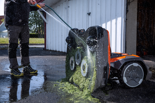 Von seiner sportlichen Seite zeigt sich auch der Ceora von Husqvarna. Sehr praktisch: Zur Reinigung l�sst sich das M�hgeh�use hochklappen.