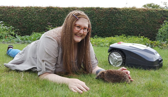 Die Forscherin Dr. Sophie Lund Rasmussen von der Universit�t Oxford entwickelt ein Testverfahren, mit dem M�hroboter auf ihr Gef�hrdungspotenzial f�r Igel gepr�ft werden k�nnen.