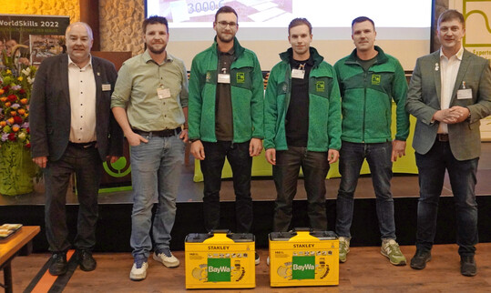 Ehrung der Deutschen Meister 2025: VGL-Pr�sident Andreas Wehle; Felix Naumann, BayWa AG; die Deutschen Meister Lennard Weitzmann und Aurel Spalek; Landestrainer Georg Kahsnitz, VGL-Gesch�ftsf�hrer Axel Keul