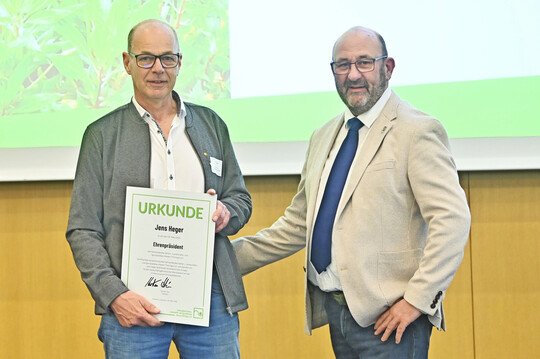 Jens Heger (l.) wurde von FGL-Pr�sident Karsten Hain zum Ehrenpr�sidenten ernannt.