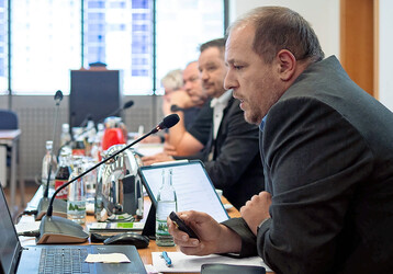 Als Fachbereichsleiter und K�mmerer informiert Tobias Otto �ber aktuelle Entwicklungen auch regelm��ig in den Stadtratssitzungen.