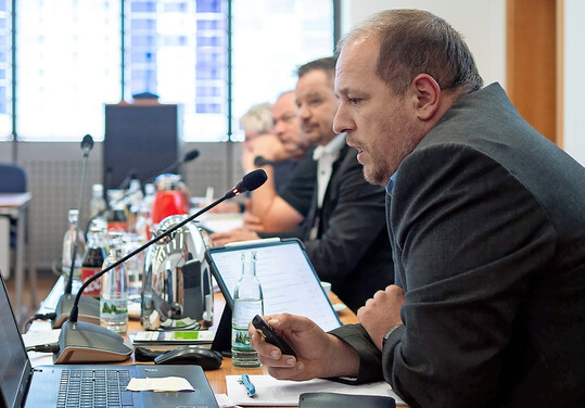 Als Fachbereichsleiter und K�mmerer informiert Tobias Otto �ber aktuelle Entwicklungen auch regelm��ig in den Stadtratssitzungen.