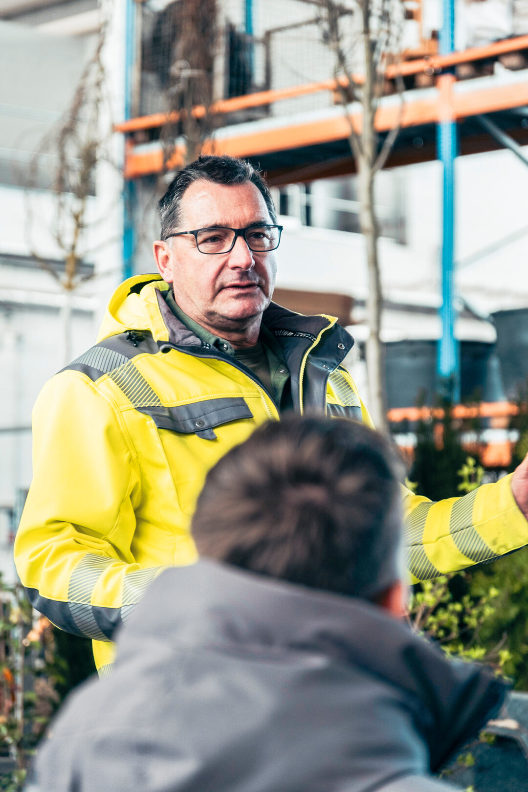 Der Chef lie� es sich nicht nehmen, sein Unternehmen vorzustellen.