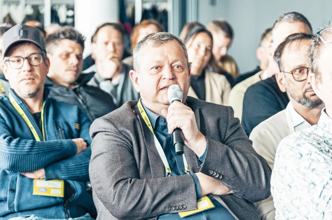 Interessierte R�ckfragen: Der Leipziger GaLaBau-Unternehmer Matthias Strauch