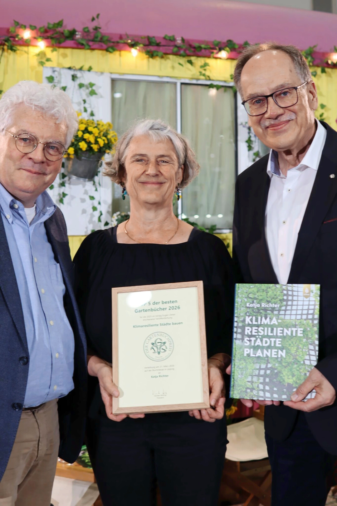 Die Autorin Katja Richter bei der Preisverleihung in Leipzig mit den Jurymitgliedern des DGG Christian Antz (links) und Steffen Wittkowske.