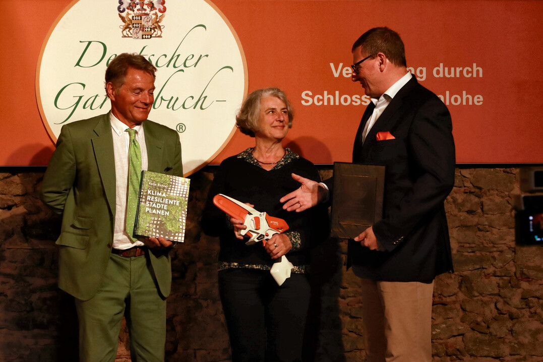 Katja Richter bei der Preisverleihung auf Schloss Dennenlohe mit Robert Freiherr von S��kind (links) und Andreas Epple, Gesch�ftsf�hrer von Stihl Corporate