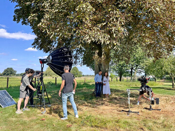 Blick hinter die Kulissen der Filmreihe „Gärten des Jahres“: Das Moderatorenduo Anina
Pommerenke und Bernd Franzen während der Dreharbeiten zur neuen Episode. Produziert
wird die Video-Reihe vom Düsseldorfer Filmteam KAMERAD, das die ausgezeichneten
Privatgärten gekonnt in Szene setzt.