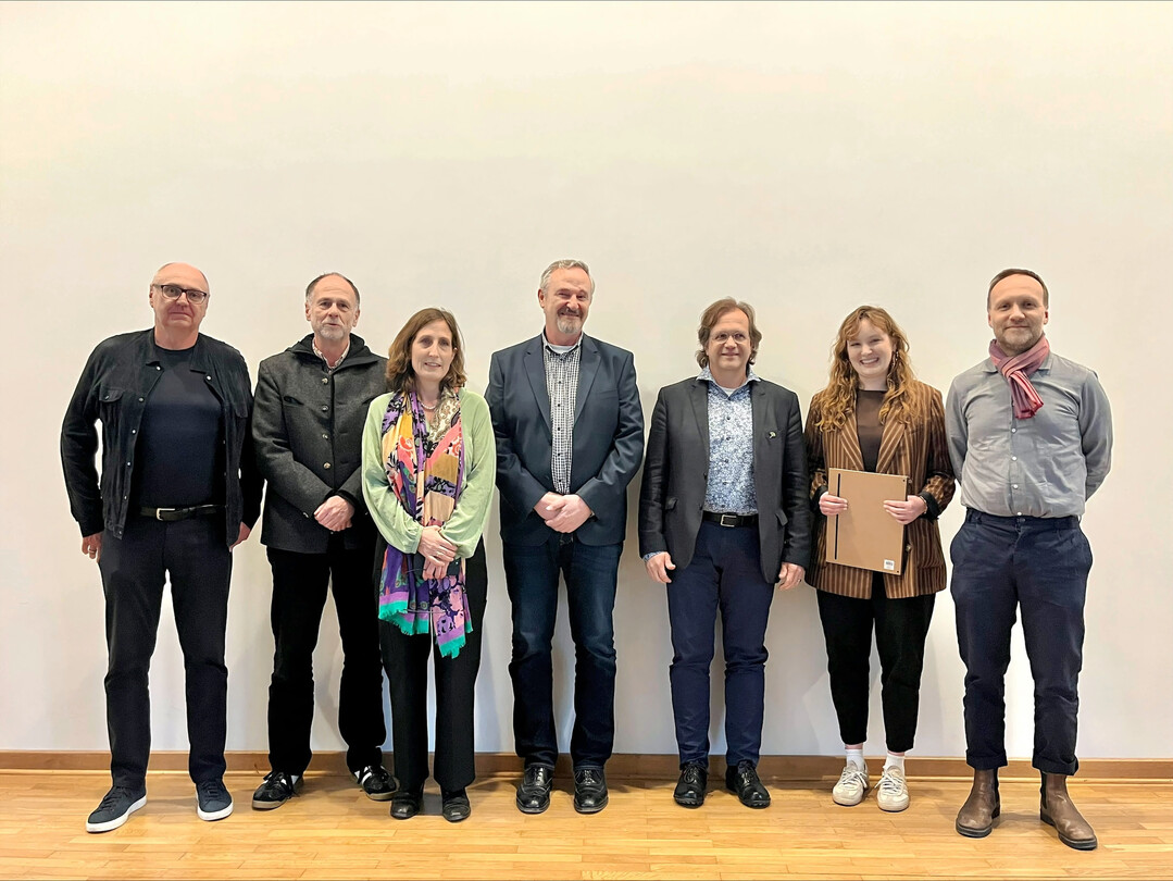 Preisträgerin Johanna Wennemar (2. von rechts), umgeben von Kuratoriumsmitgliedern (v. l.n.r.): Landschaftsarchitekt Heiner Luz, Prof. Dr. Norbert Kühn, TU Berlin (stellvertretender Vorsitzender Karl-Foerster-Stiftung), Landschaftsarchitektin Marianne Mommsen, Preisstifter Matthias Ulmer (Geschäftsführer Verlag Eugen Ulmer), Erstprüfer Prof. Dr.
Jürgen Bouillon, Zweitprüfer: Prof. Christian Ranck