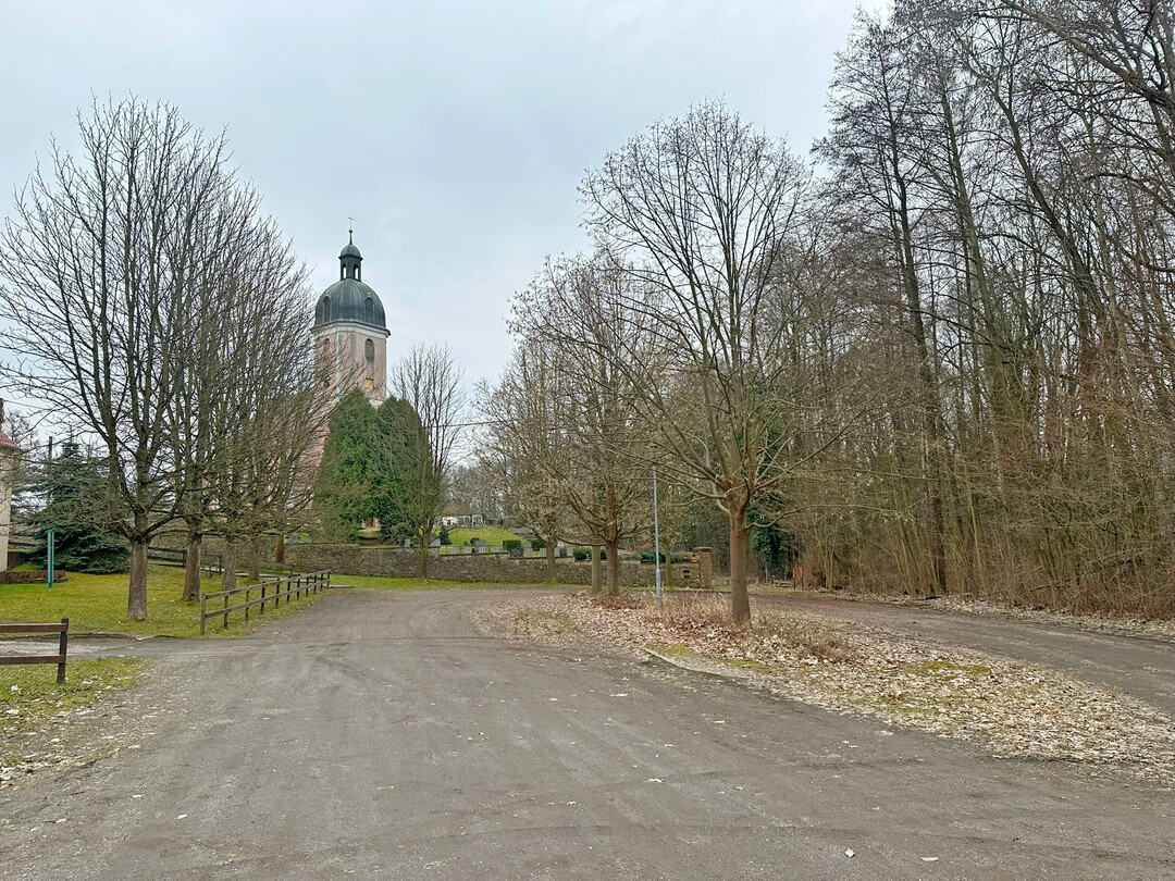 Der Parkplatz vor der Kirche ließe sich zum Betriebshof umwandeln.
