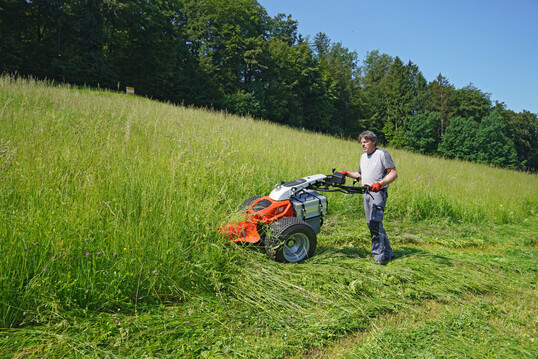 Mit dem Einachs-Geräteträger Aebi CC 140e gelingt die kraftstofflose Wiesenmahd – eine gelungene Lösung für ökologisch ausgerichtete Landwirte und Kommunaldienste.