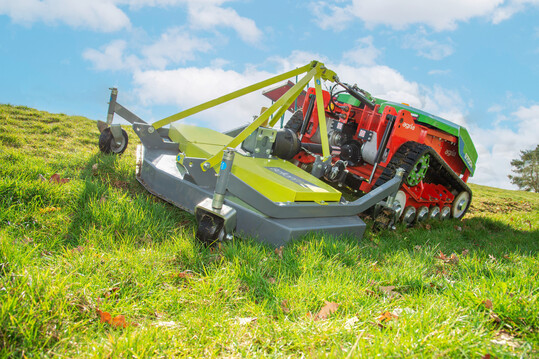 Mit dem Anbau-Sichelmulcher ist der elektrische Geräteträger 9700e von agria fast unterfordert. Das Raupenlaufwerk ist am Steilhang und auf gering belastbarem Boden genau richtig.