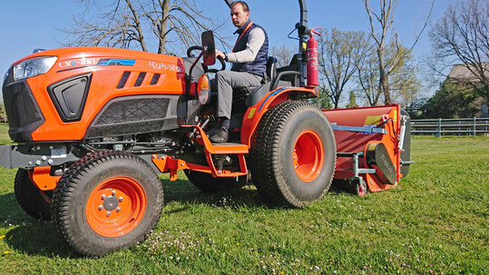 Flüsterleise und abgasfrei: der vollelektrische Kompaktschlepper Kubota LXe-261 bei der Grünflächenpflege mit einem Peruzzo-Mähwerk.