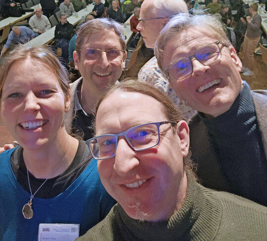 Frieder Weigand (vorn) mit Noreen Hiery, Till Hofmann (r.) und Dr. Uwe J. Messer auf den Landespflegetagen 2025 in Veitsh�chheim