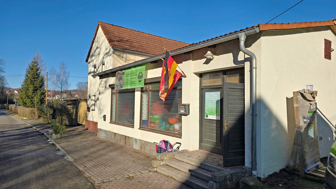 Mit Kinderwagen und Fahnen entfaltete der Laden an dem Tag seine volle Wirkung.