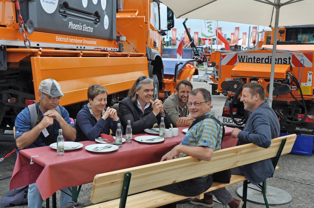 Auf der Messe demopark 2015 oder 2017, v. l. Ekkehard Musche, Claudia von Freyberg, Tjards Wendebourg, Uli Misselich, vorn v. l. Joachim Zeitner, Andy Misselich