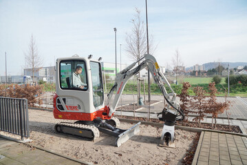 Der neue 2-t-Kompaktbagger Takeuchi TB 320 verfgt ber vier hydraulische Zusatzkreislufe. Sie bekommen ihre Kraft von einem 12 kW/16,3 PS Motor. Ausgerstet mit dem hydraulischen Schnellwechsler, Powertilt Schwenkmotor und dem Schnellkupplungssystem Taklock wird der Gerteeinsatz leicht. Hauben und Klappen aus Stahlblech zeugen von einer grundsoliden Maschine. Der Takeuchi TB 320 hat ein teleskopierbares Fahrwerk und ist mit Gerten auf einem 3,5 t Anhnger bequem transportierbar.