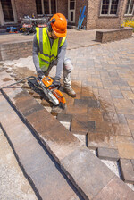 Der kompakte Akku-Trennschleifer STIHL TSA 300 ist vielseitig einsetzbar und eignet sich vor allem ideal für Zuschnittarbeiten im Garten- und Landschaftsbau.