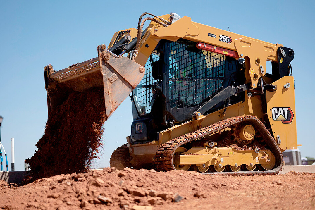 Der neue Cat 255 bietet eine 36 Prozent höhere Ausbrechkraft beim Kippen.