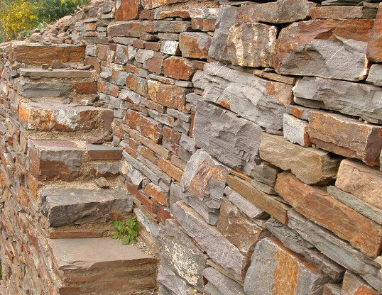 Im steilen  Moseltal hat der Bau von Trockenmauern besondere Tradition (hier: Weinbergstreppe bei Alken/Mosel)